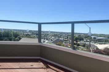 2/89 Churchill Drive, Taradale