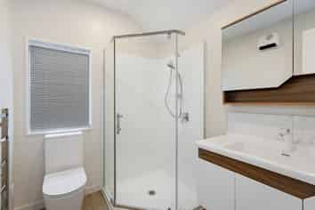 B/336 Worcester Street, Linwood