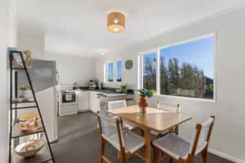 17B Colchester Crescent, Newlands