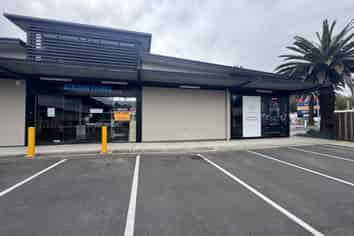 High-profile showroom with office and yard