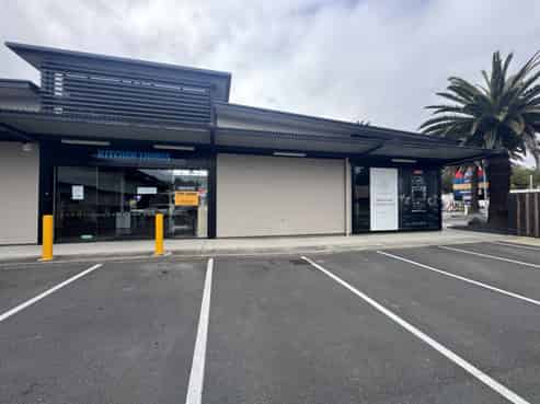 High-profile showroom with office and yard