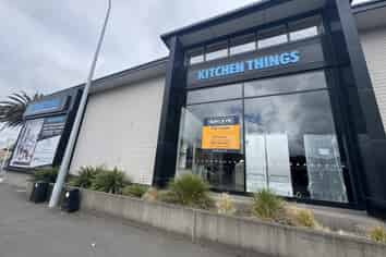 High-profile showroom with office and yard