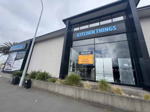 High-profile showroom with office and yard
