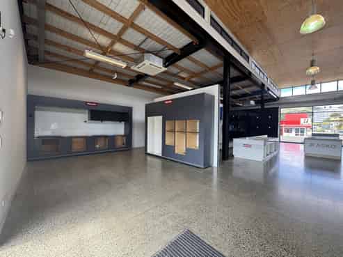 High-profile showroom with office and yard
