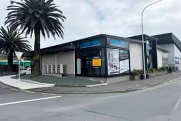 High-profile showroom with office and yard