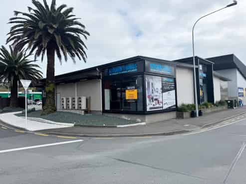 High-profile showroom with office and yard