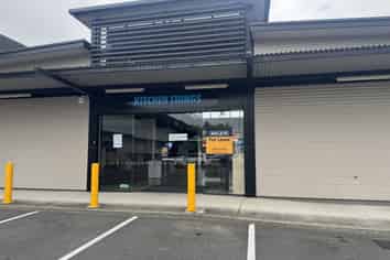 High-profile showroom with office and yard