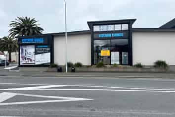 High-profile showroom with office and yard