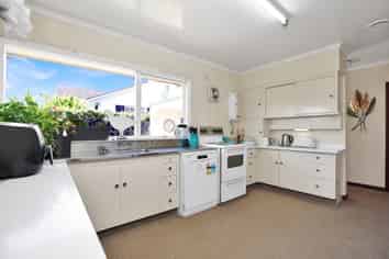 45 Churchill Avenue, Allenton