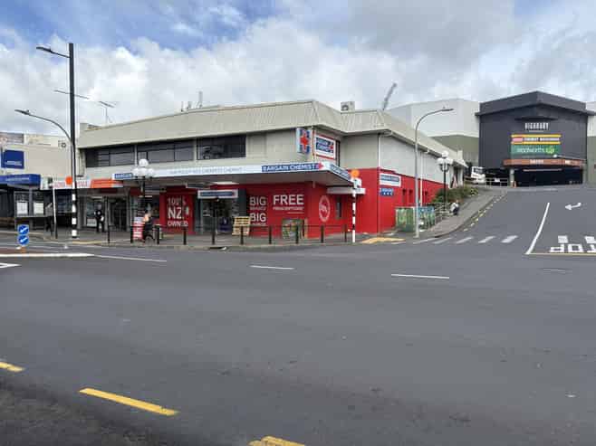 Large format retail with corner profile!