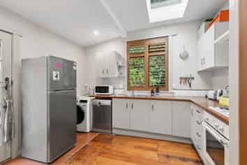28 Brixham Way, Newtown