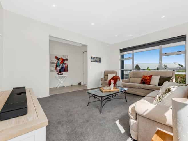 6 Lydiard Place, Beachlands