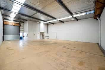 IMMACULATE INDUSTRIAL UNIT - 329M²
