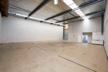 IMMACULATE INDUSTRIAL UNIT - 329M²
