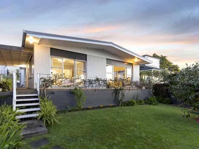 2/245 Jervois Road, Herne Bay