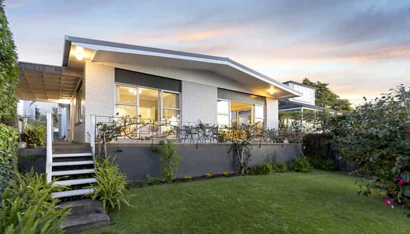 2/245 Jervois Road, Herne Bay
