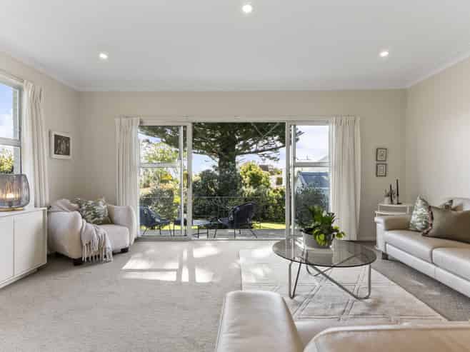 2/245 Jervois Road, Herne Bay