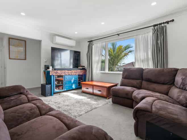 8 Julian Place, Otara