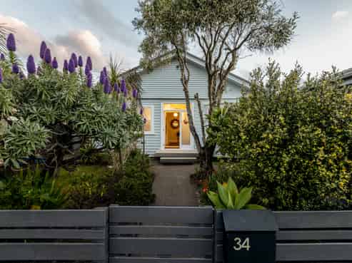 34 Puru Crescent, Lyall Bay