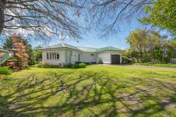1001 Rata Street, Mahora