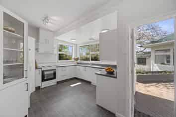 1001 Rata Street, Mahora