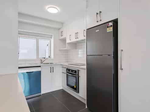 2H/4045 Great North Road, Kelston