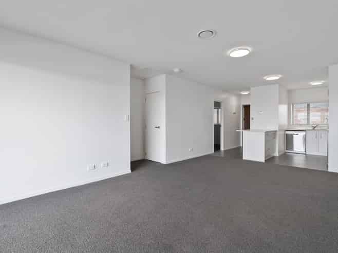 2H/4045 Great North Road, Kelston