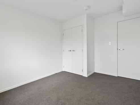 2H/4045 Great North Road, Kelston