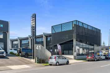 Tenanted investment in Mount commercial zone