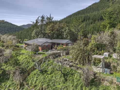 8 Lee Valley Road, Brightwater