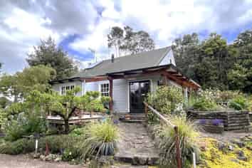 144 Takahe Road, Titirangi