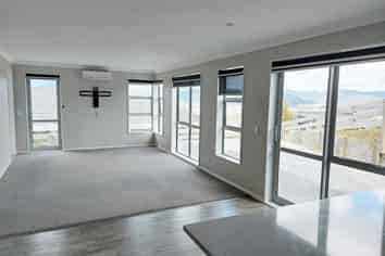 31 Percy Kinsman Crescent, Riverstone Terraces