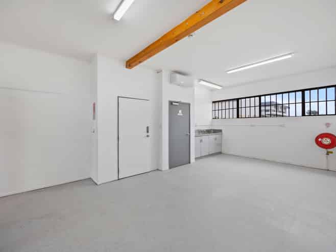 39A Cavendish Drive - Prime Retail Spot