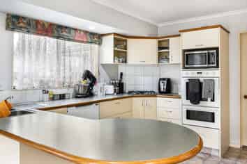 30 Strachan Way, Highbury