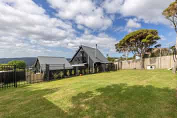 8 Log Race Road, Piha