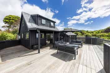 8 Log Race Road, Piha