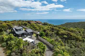8 Log Race Road, Piha