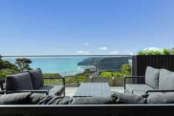 8 Log Race Road, Piha