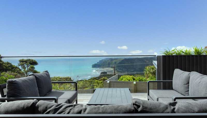 8 Log Race Road, Piha