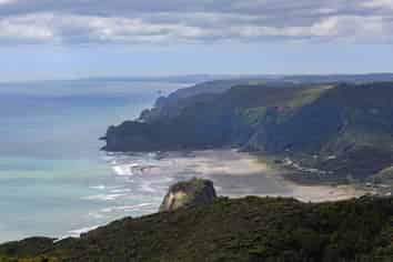 8 Log Race Road, Piha