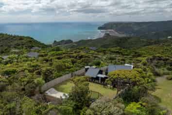 8 Log Race Road, Piha
