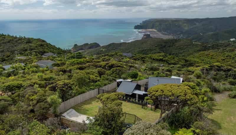 8 Log Race Road, Piha