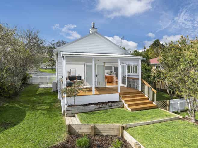 226 Upper Harbour Drive, Greenhithe