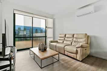 10 Karoro Road, Flat Bush