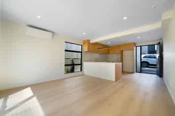 7/16 Hewlett road, Massey