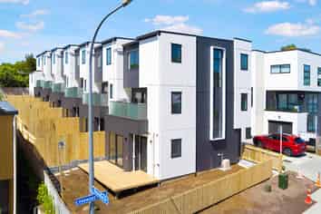 1/16 Hewlett road, Massey