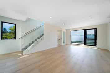 1/16 Hewlett road, Massey