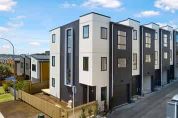 1/16 Hewlett road, Massey