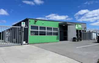 Fully equipped commercial kitchen + office
