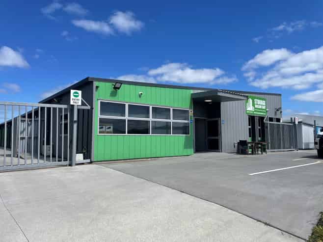 Fully equipped commercial kitchen + office